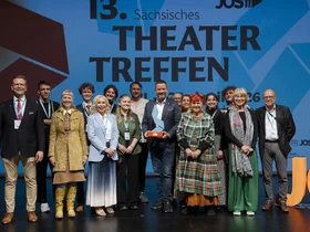 Intendant des Gerhart-Hauptmann-Theaters mit der Jury des 13. Sächsischen Theatertreffens und dem Intendanten des Theaters Plauen-Zwickau Dirk Löschner, welches Preisträger war.
