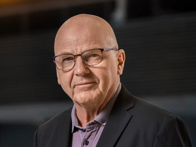 Intendant der Landesbühnen Sachsen in schwarzem Anzug.