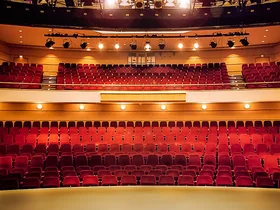 Innenaufnahme des Theatersaals der Comödie Dresden.