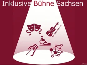 „Grafisches Key Visual im Querformat für das Förderprogramm ‚Inklusive Bühne Sachsen‘. Auf einem kräftigen burgunderroten Hintergrund fällt ein stilisierter weißer Lichtkegel von oben auf eine angedeutete Bühne. Im Zentrum des Spotlights befinden sich minimalistische weiße Icons für Barrierefreiheit und Kultur: eine Theatermaske, eine Geige, eine Rollstuhlrampe, ein Ohr-Symbol und ein digitales Icon. Am oberen Rand ist mittig in großen, weißen, serifenlosen Buchstaben der Titel ‚Inklusive Bühne Sachsen‘ platziert.