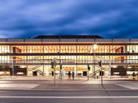 Außenansicht des Dresdner Kulturpalastes bei Nacht.